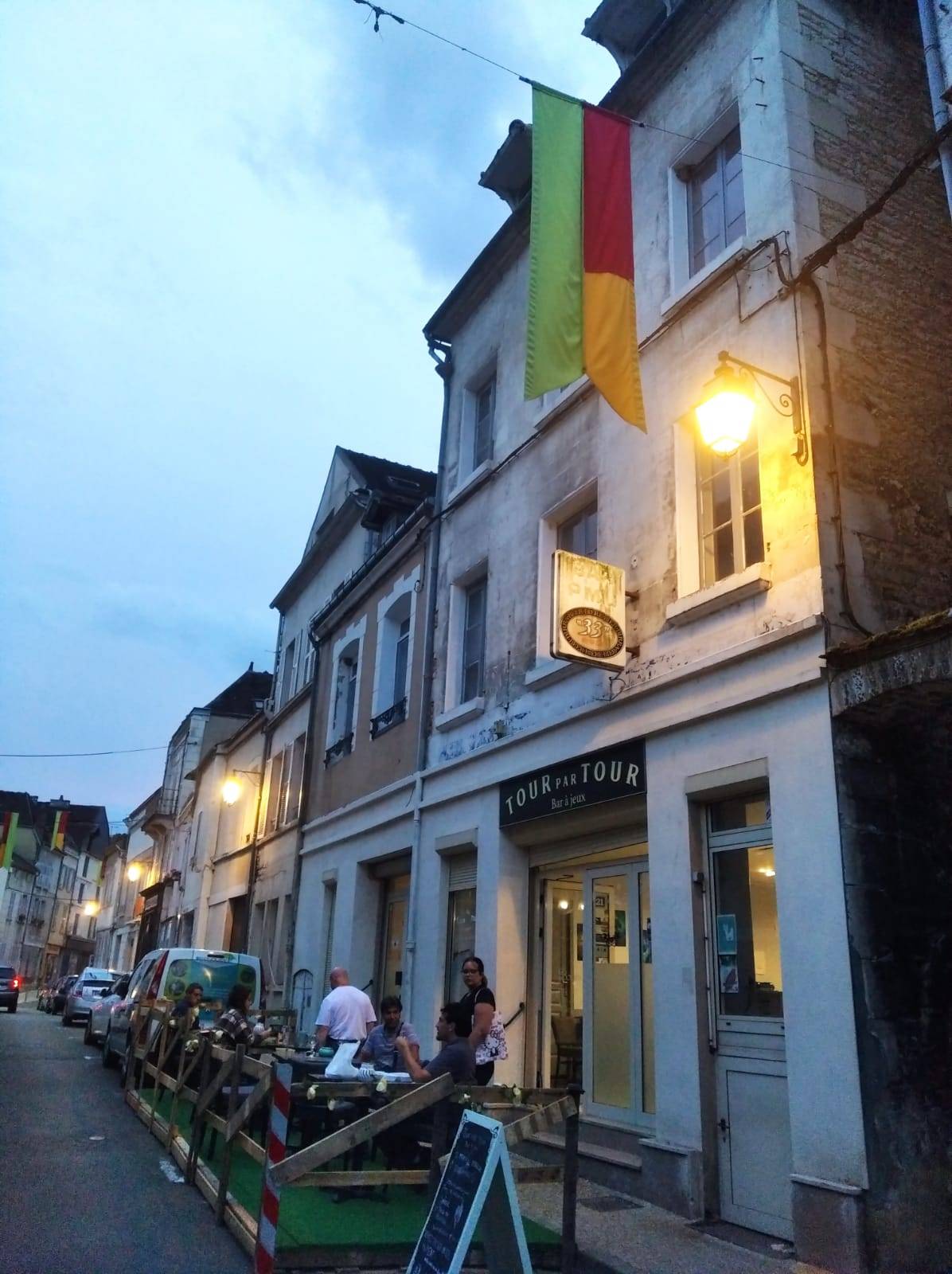 Façade extérieure de Tour par Tour le soir